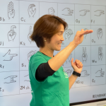 為咗發展同理想，我哋仲需要補充學好「​英文」「手語」